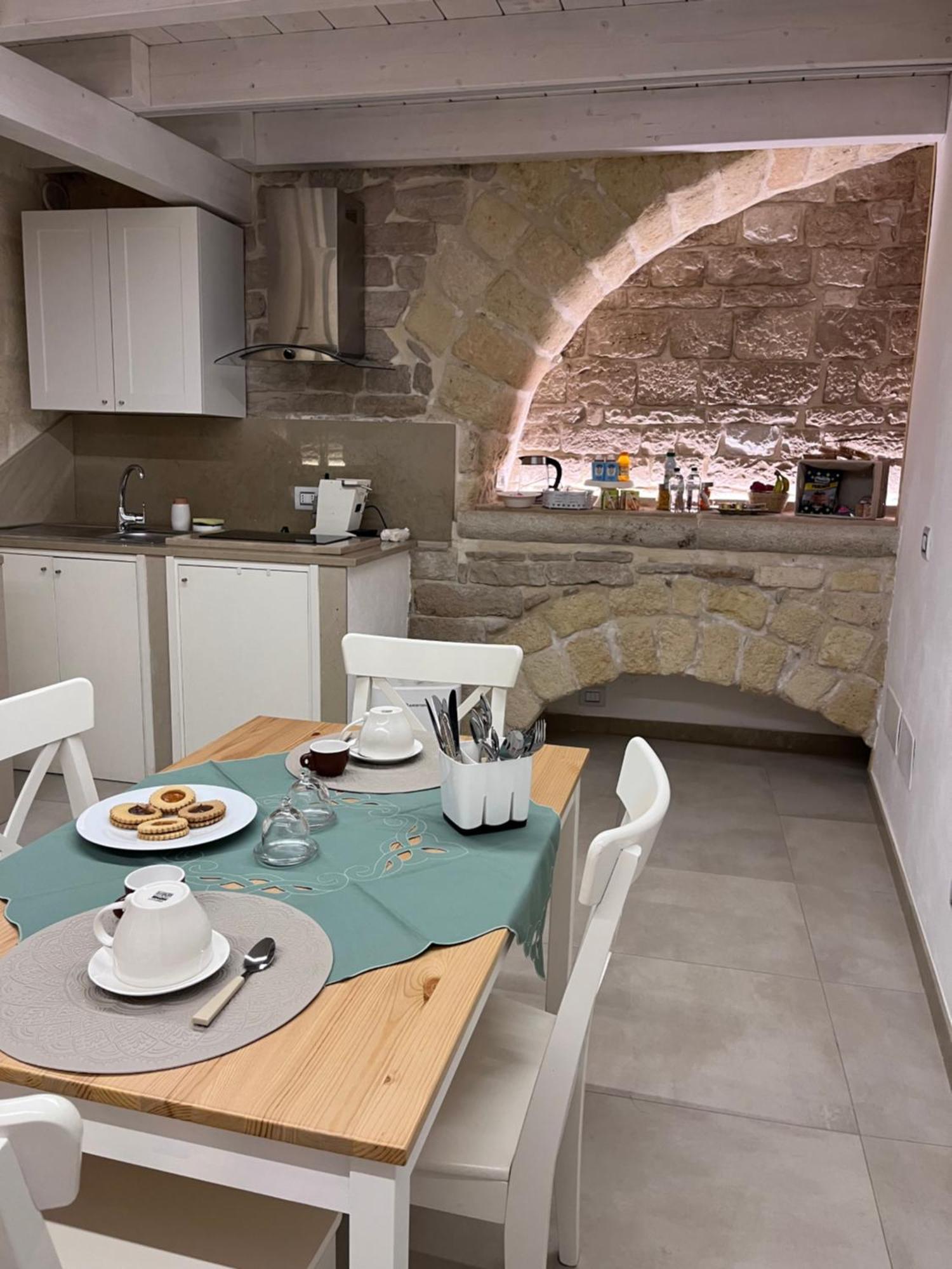 Epoca Suite House Трани Экстерьер фото