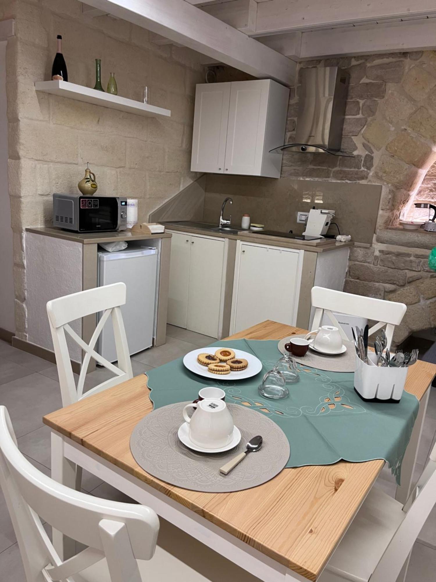 Epoca Suite House Трани Экстерьер фото